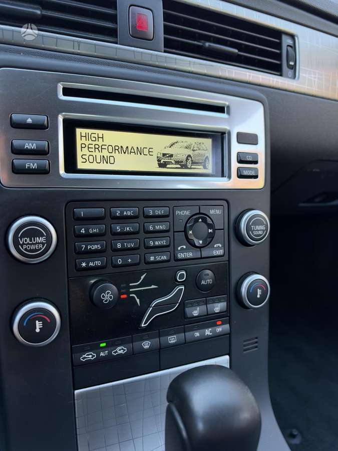 Volvo XC70 2010 — photo 20