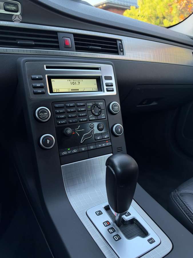 Volvo XC70 2010 — photo 21