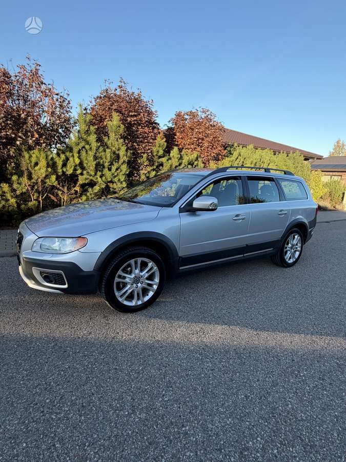 Volvo XC70 2010 — interior