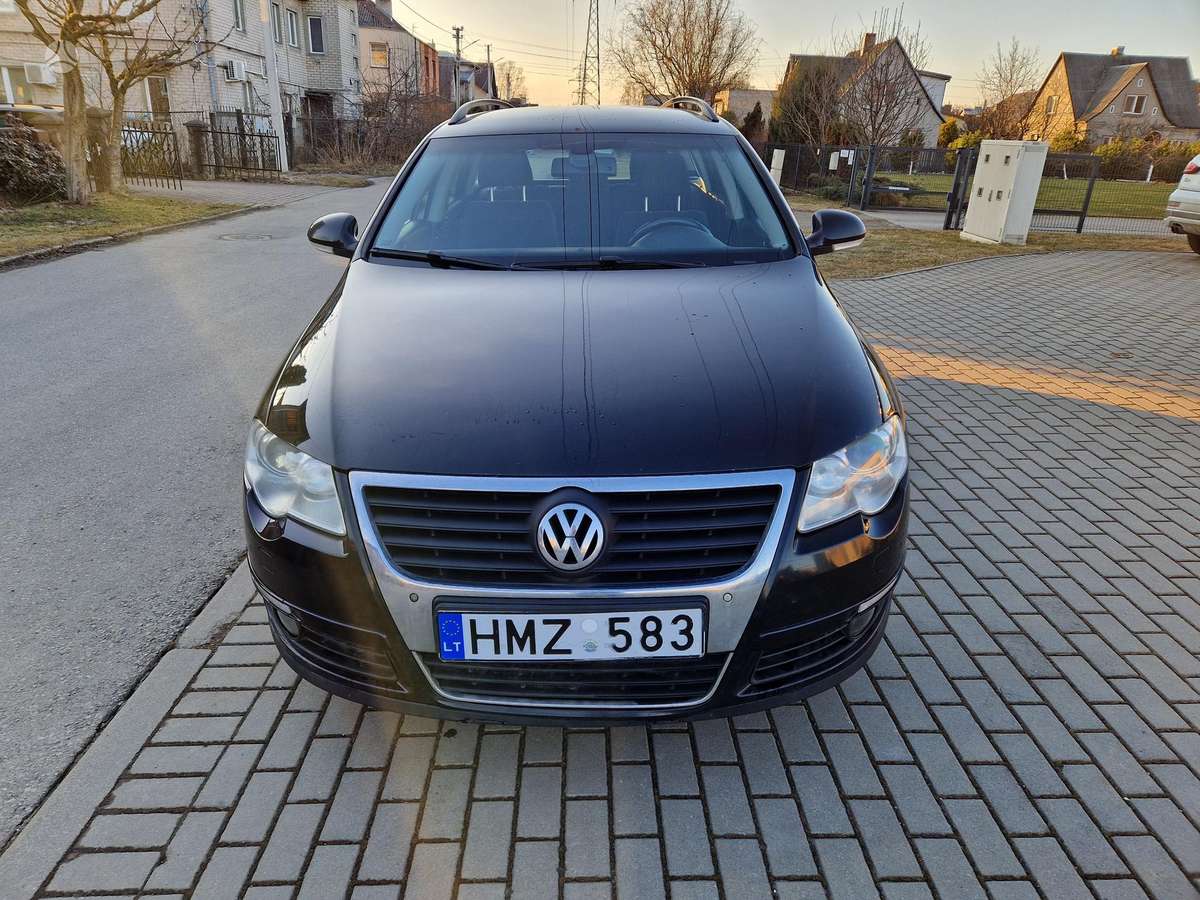 Volkswagen Passat 2010 — rear view