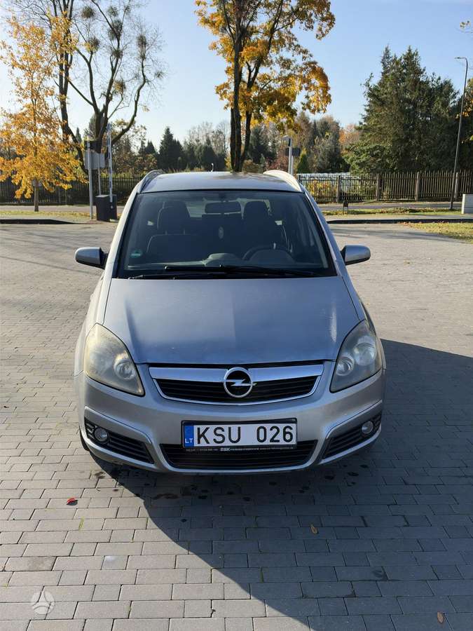 Opel Zafira 2008 — вигляд ззаду