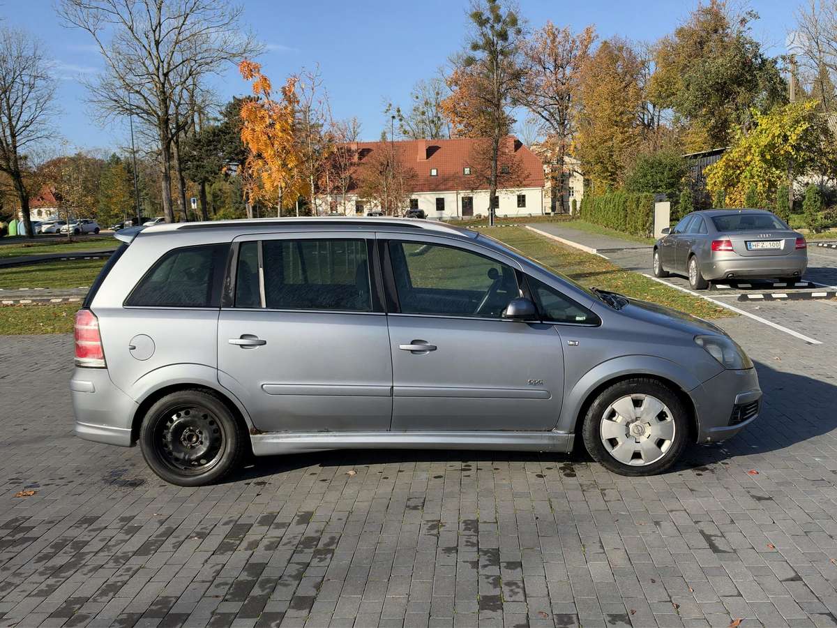 Opel Zafira 2008 — салон
