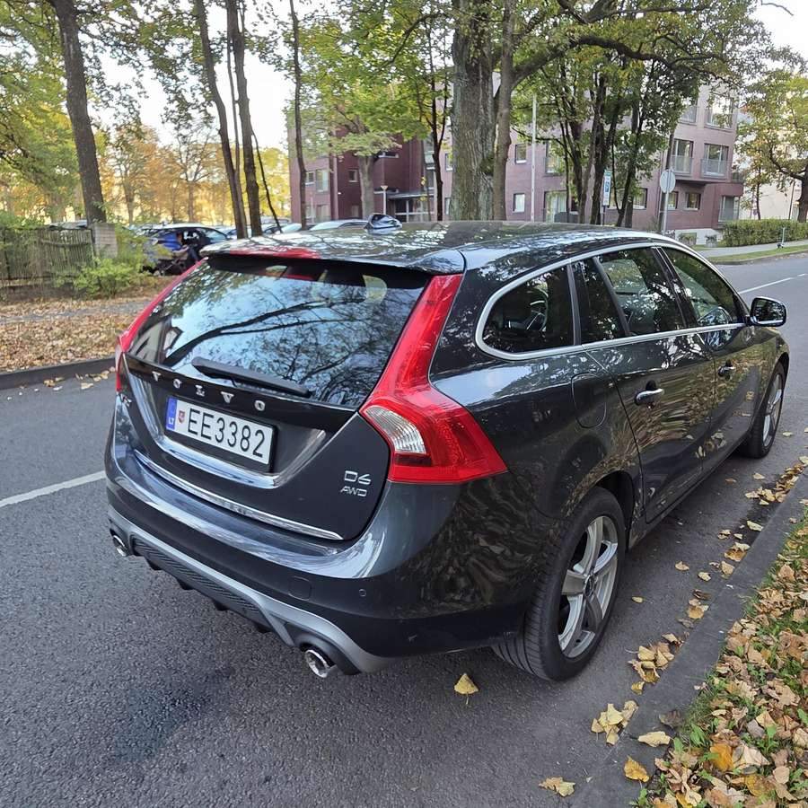 Volvo V60 2014 — engine 2400 cm³, 283 HP (208kW)
