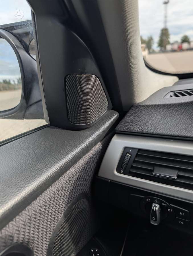BMW 318 2011 — photo 11