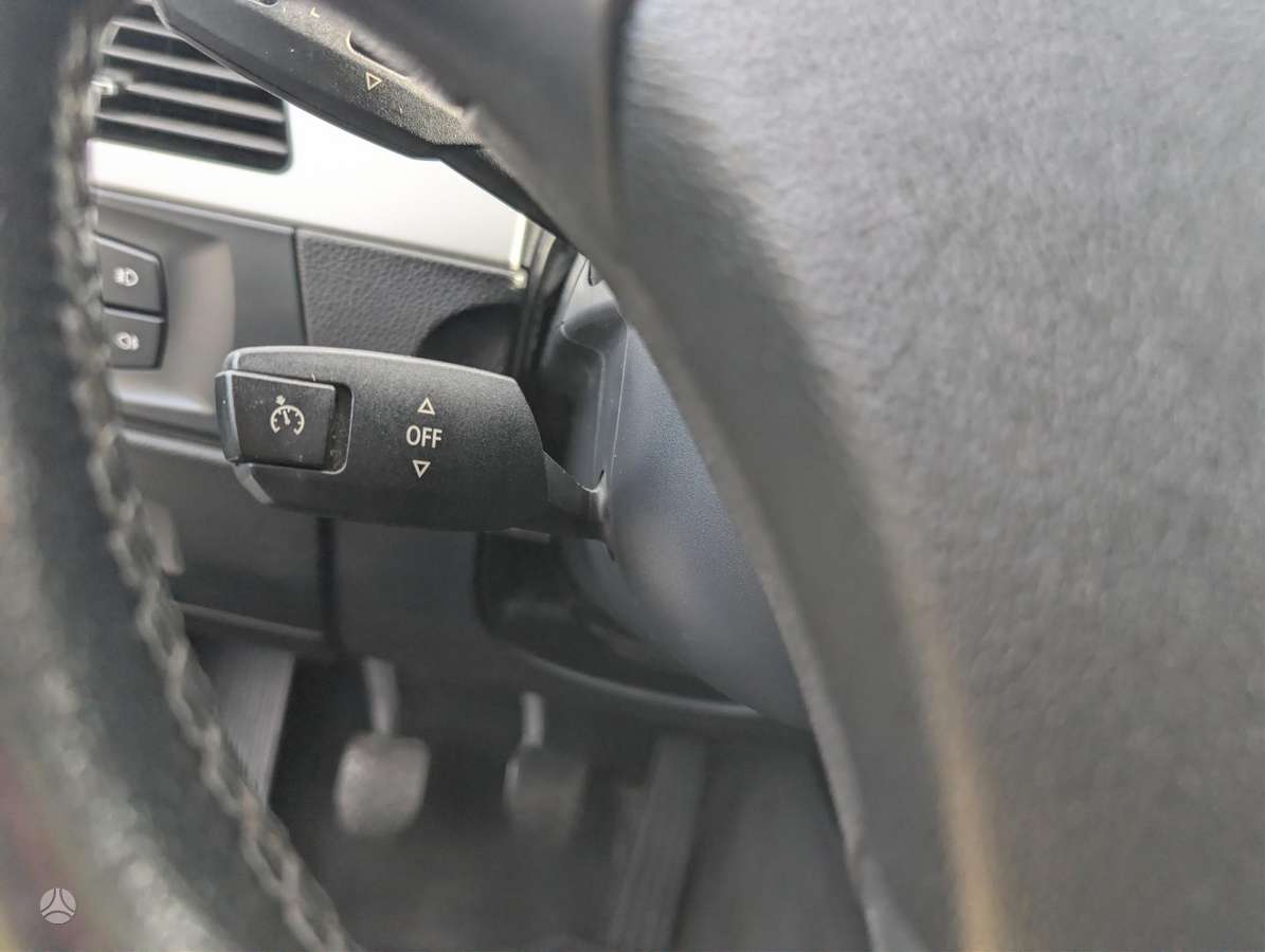 BMW 318 2011 — photo 12