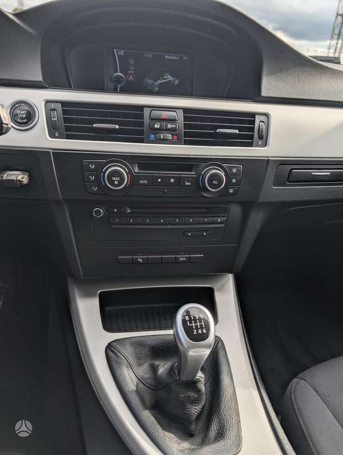 BMW 318 2011 — photo 13