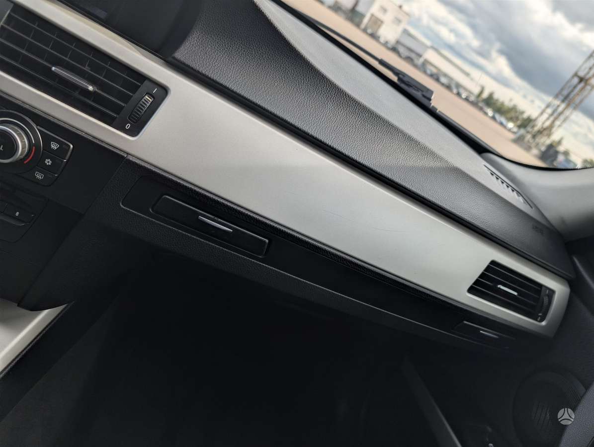 BMW 318 2011 — photo 14