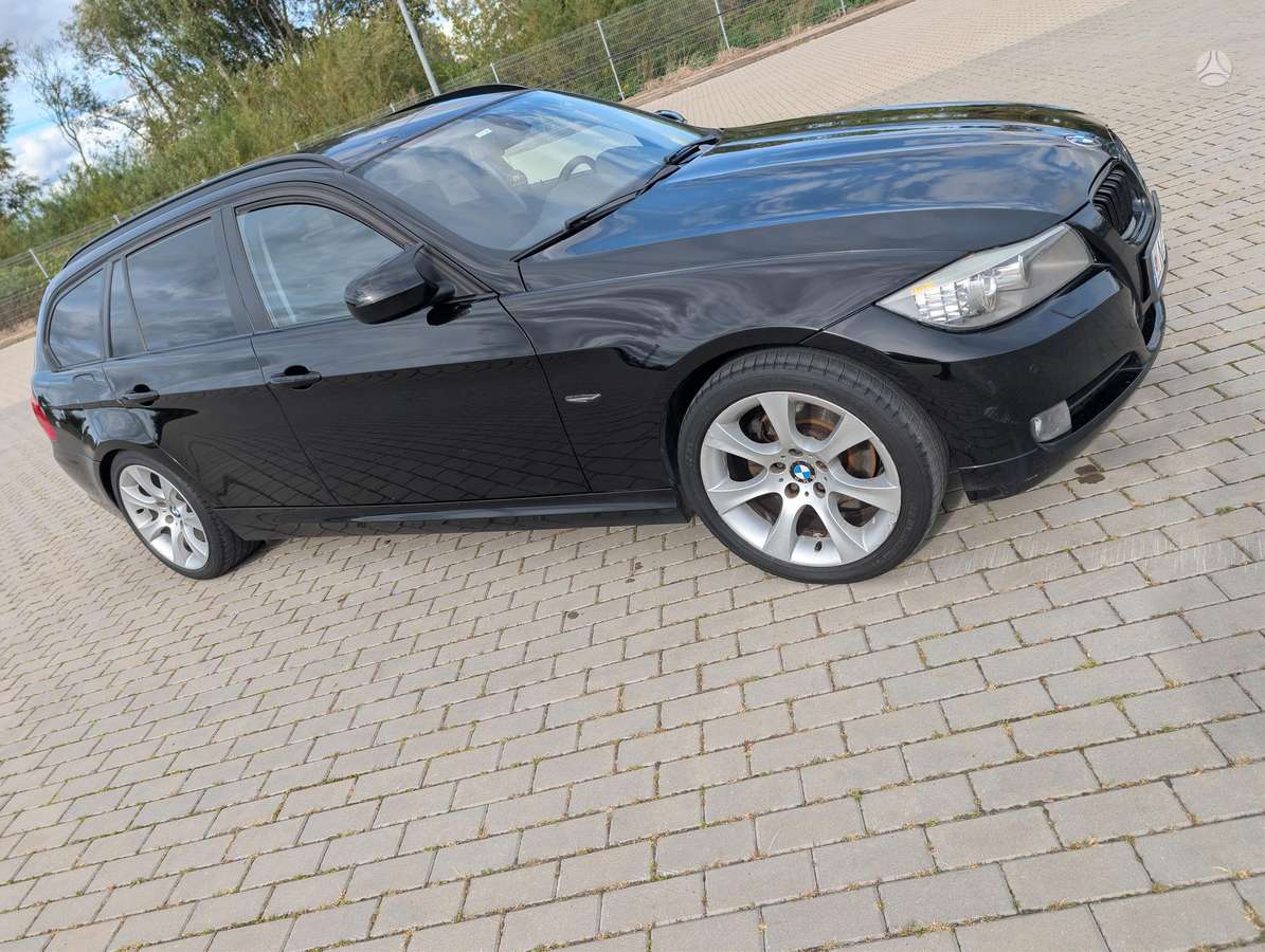 BMW 318 2011 — rear view
