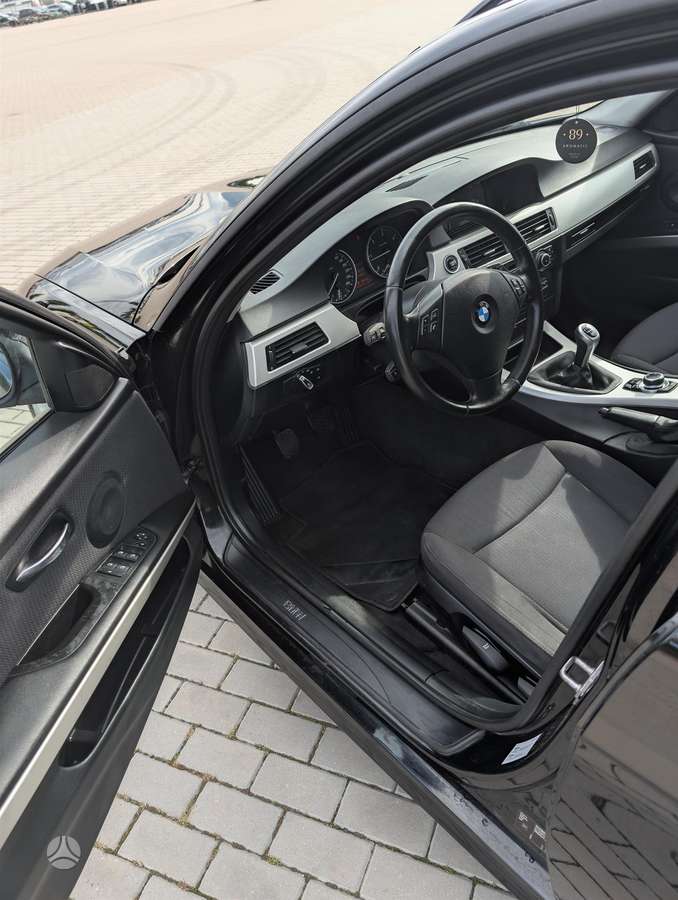 BMW 318 2011 — interior