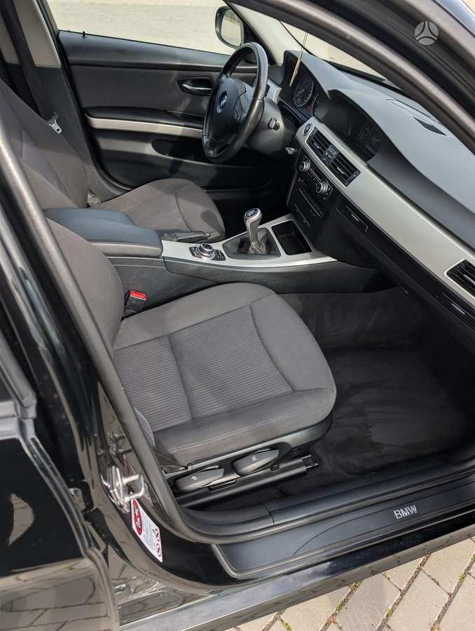 BMW 318 2011 — photo 8