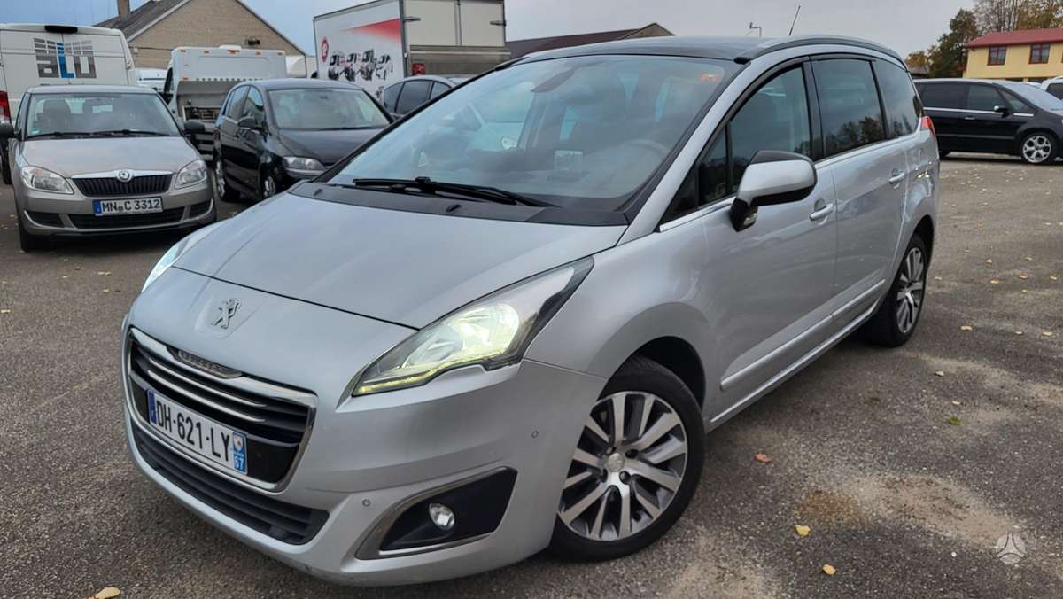 Peugeot 5008 2014 — rear view