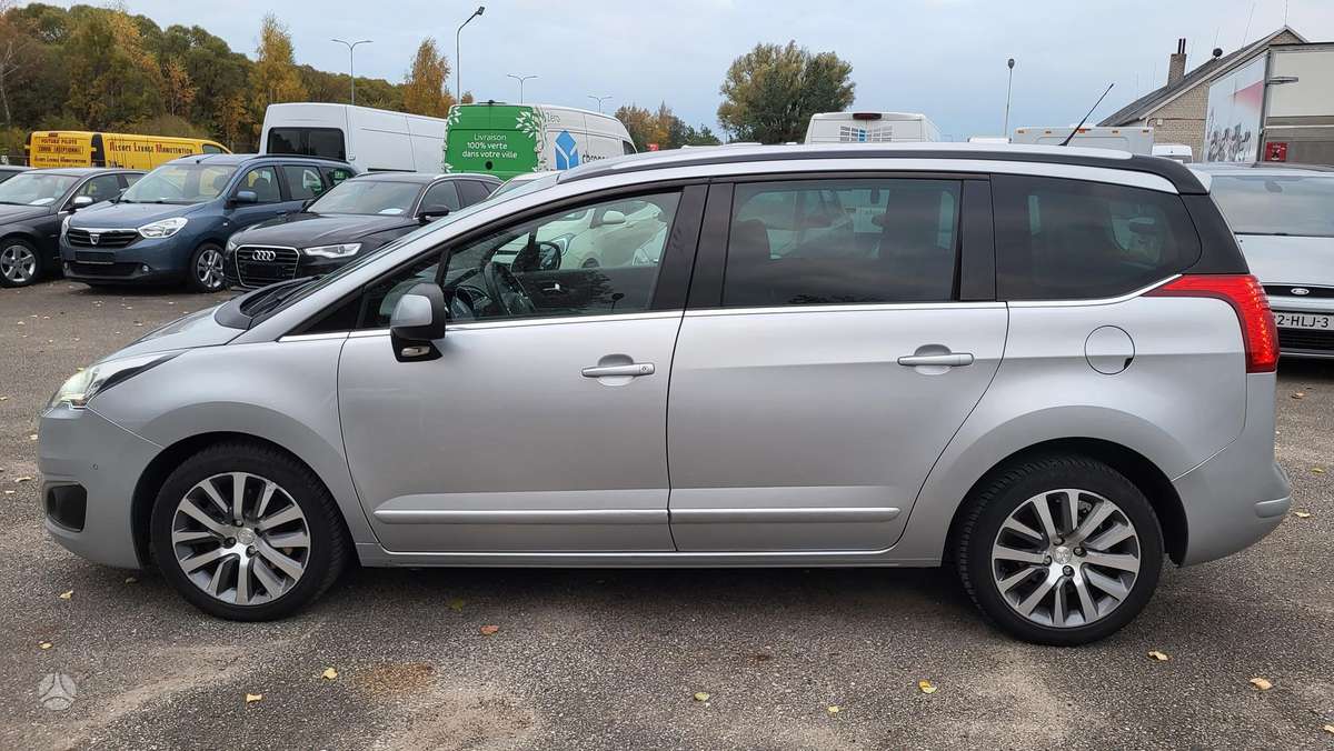Peugeot 5008 2014 — interior