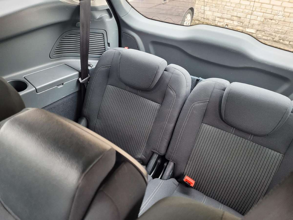 Ford Grand 2011 — photo 14