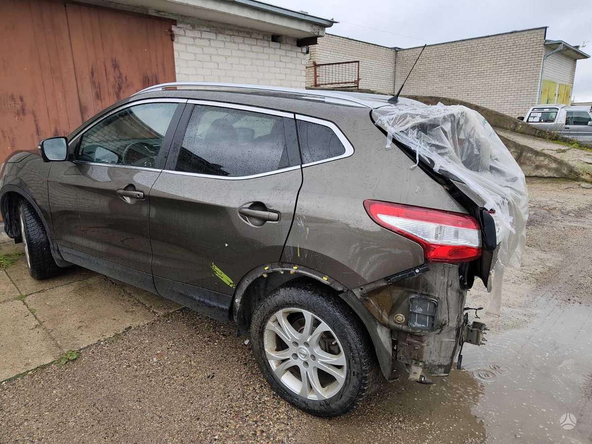 Nissan Qashqai 2014 — rear view
