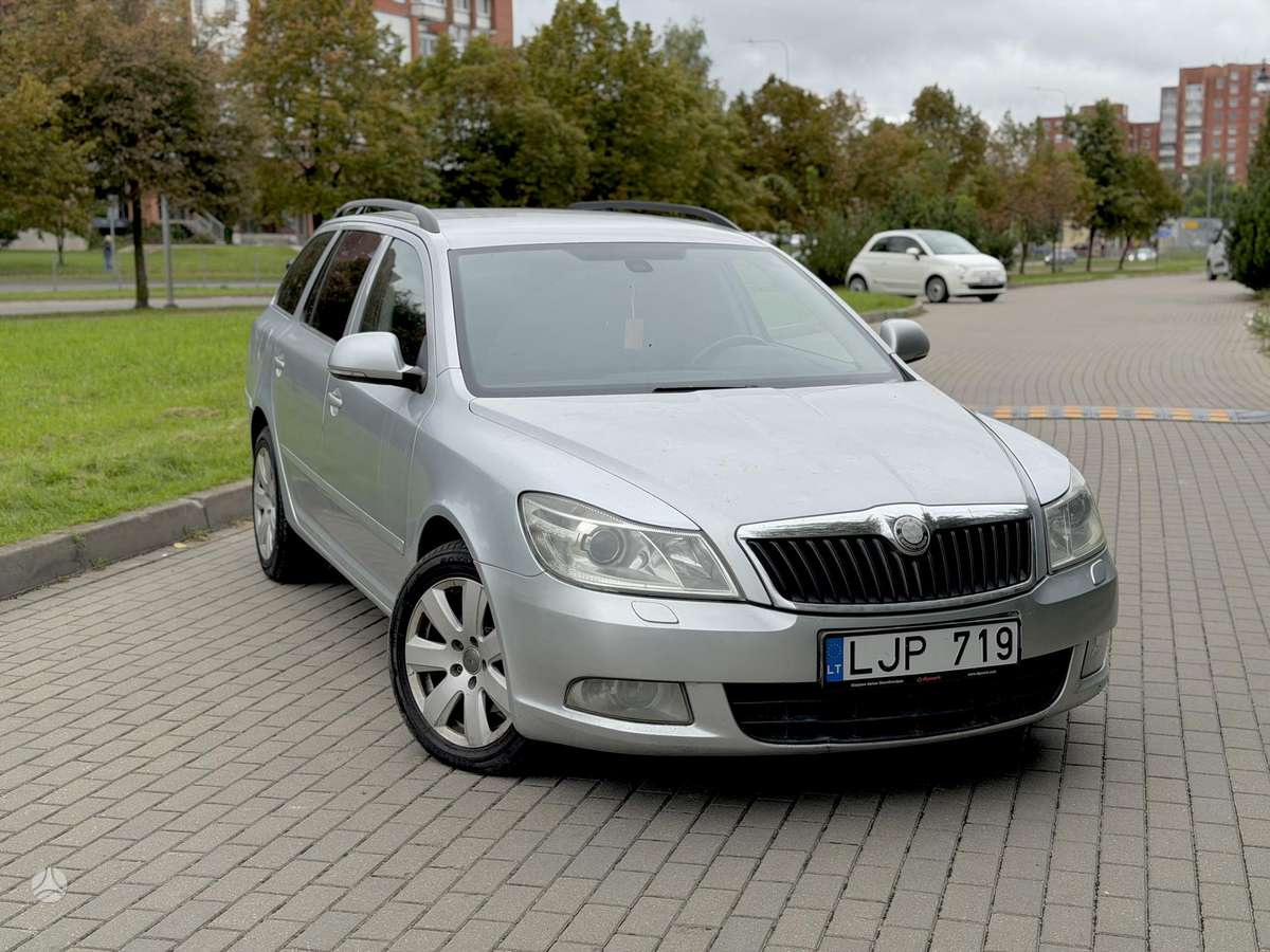 Skoda Octavia 2011 — rear view