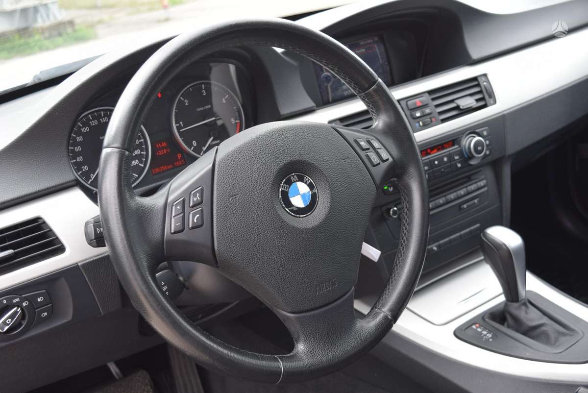 BMW 318 2010 — photo 10