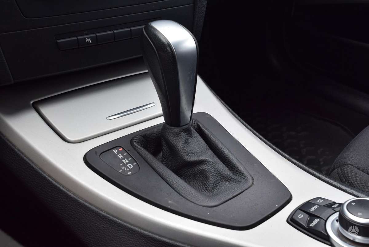 BMW 318 2010 — photo 11