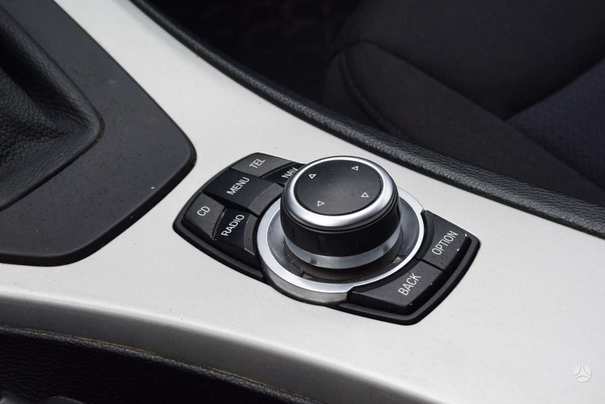 BMW 318 2010 — photo 12