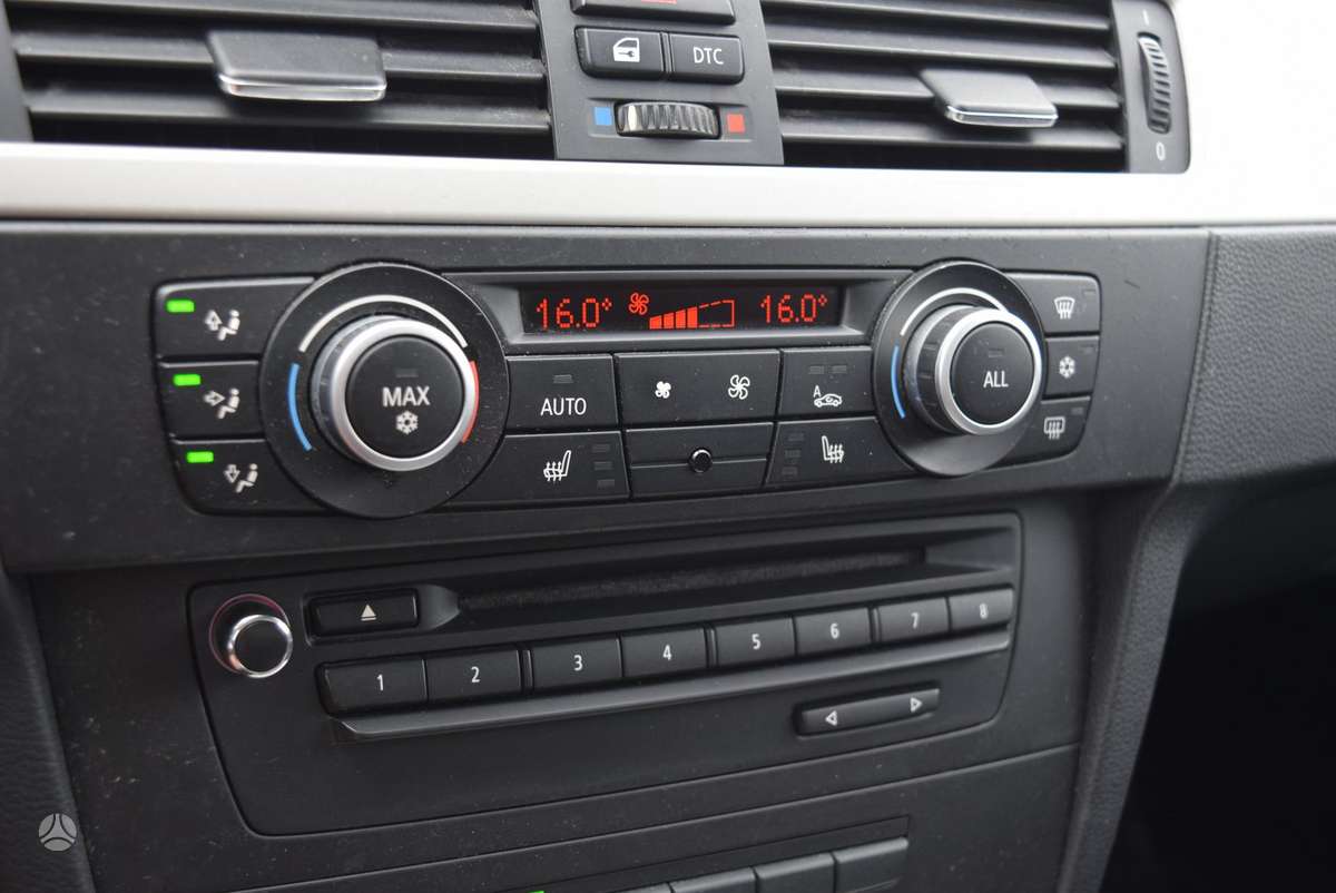 BMW 318 2010 — photo 14