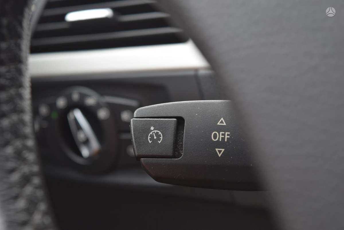 BMW 318 2010 — photo 16