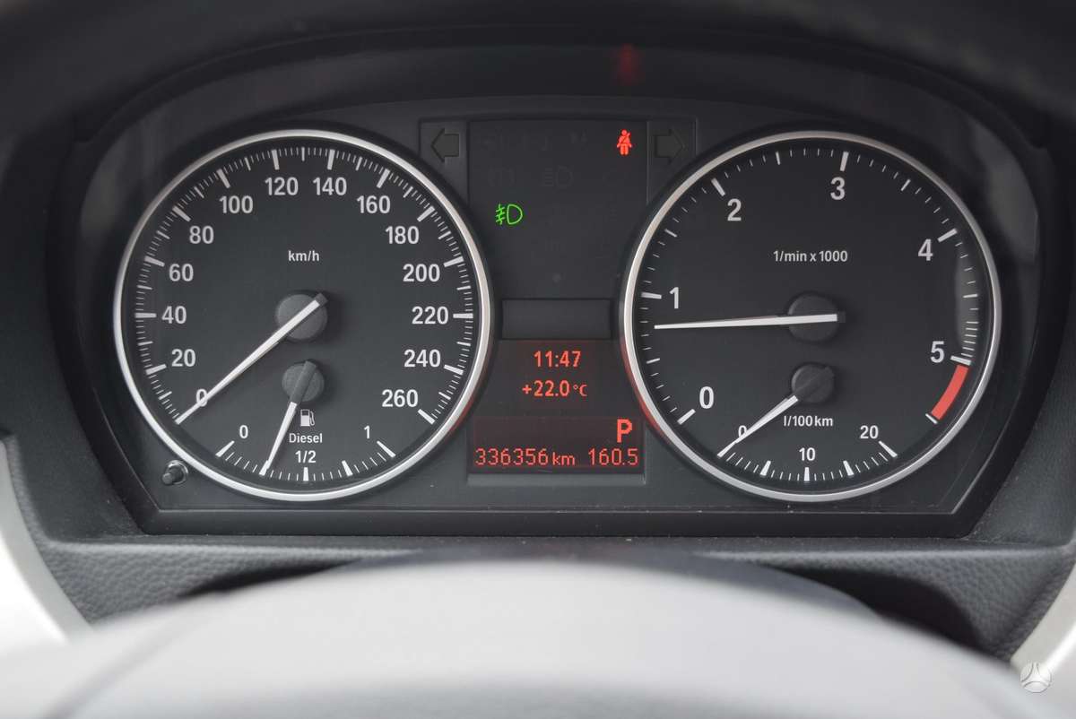 BMW 318 2010 — photo 17