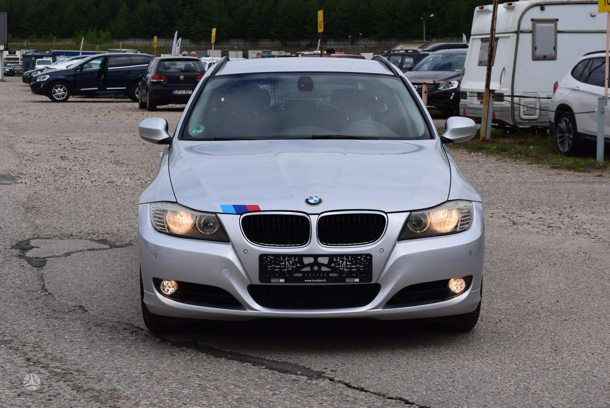BMW 318 2010 — rear view