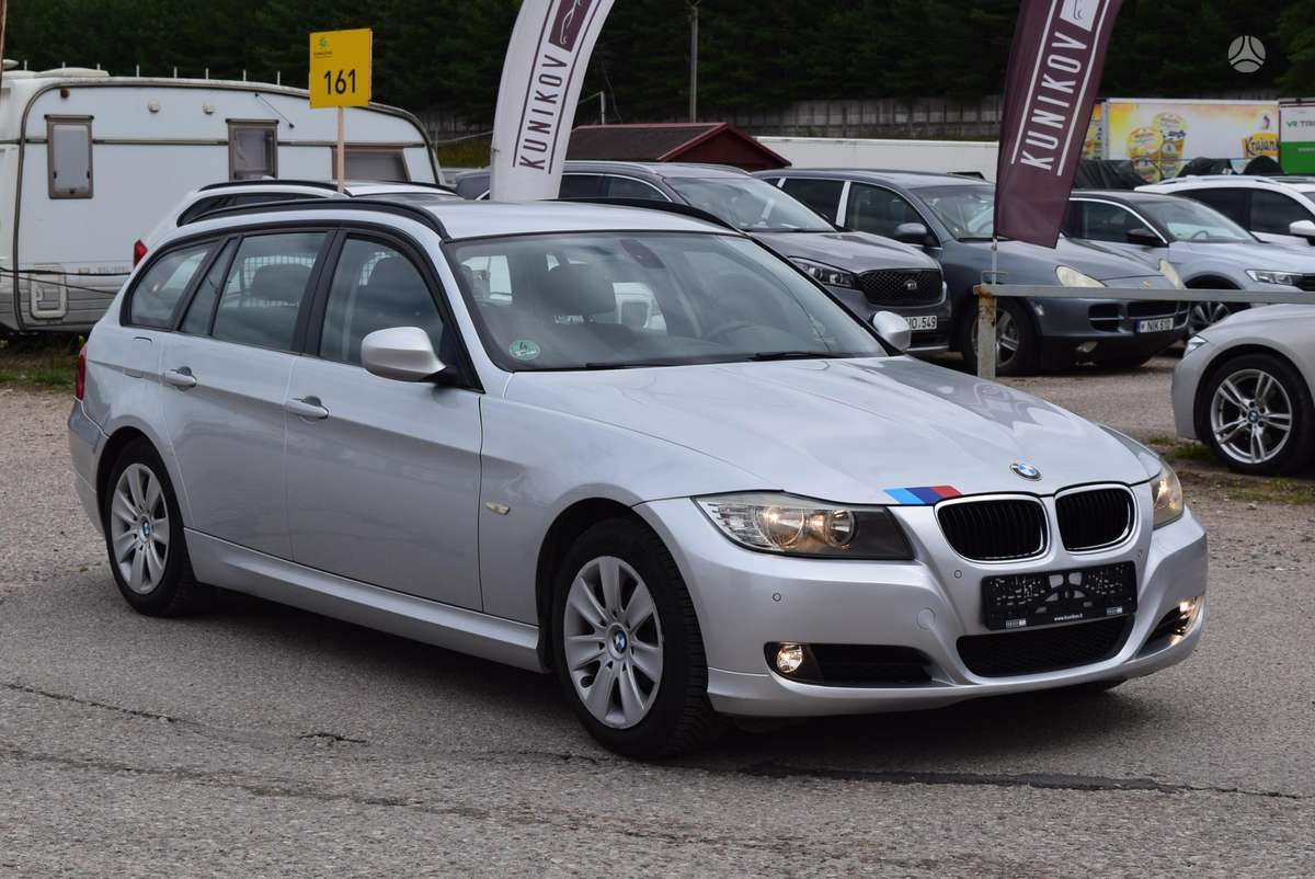 BMW 318 2010 — interior