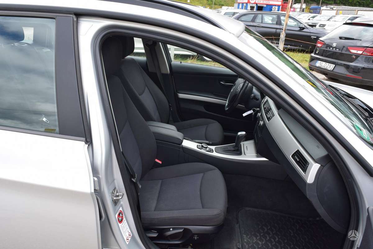 BMW 318 2010 — photo 7