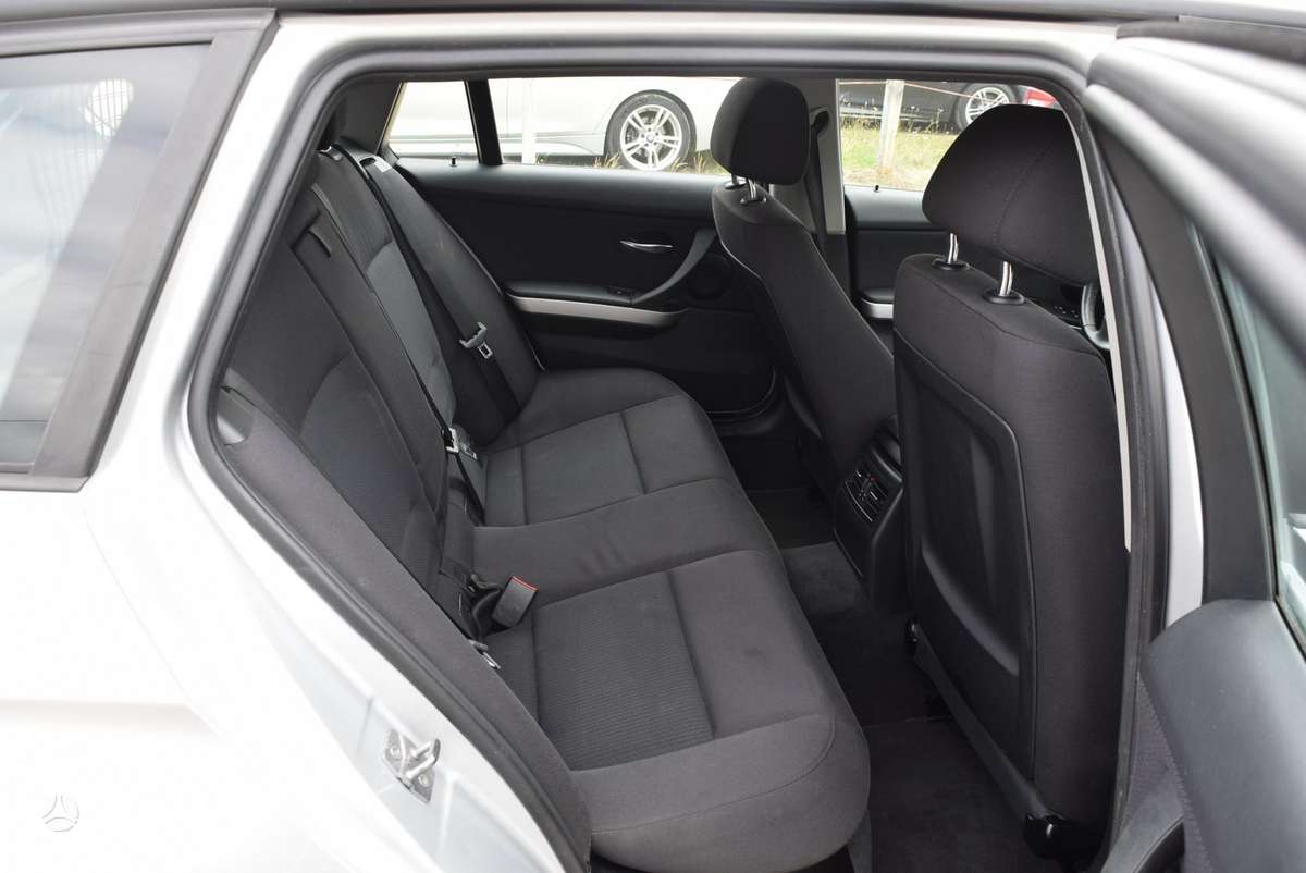 BMW 318 2010 — photo 8