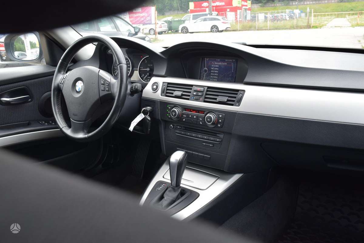 BMW 318 2010 — photo 9