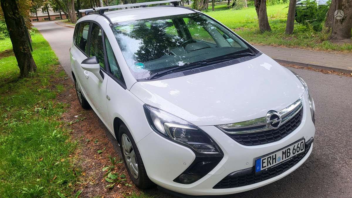 Opel Zafira 2015 — rear view