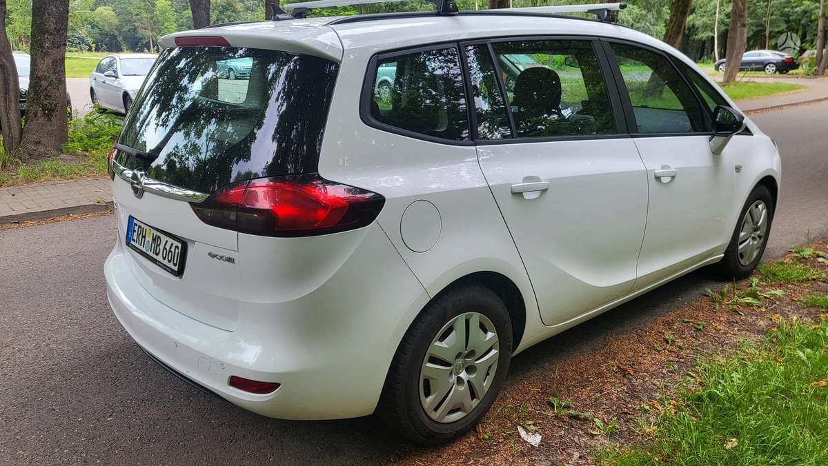 Opel Zafira 2015 — interior