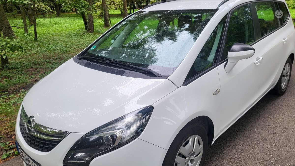 Opel Zafira 2015 — photo 9