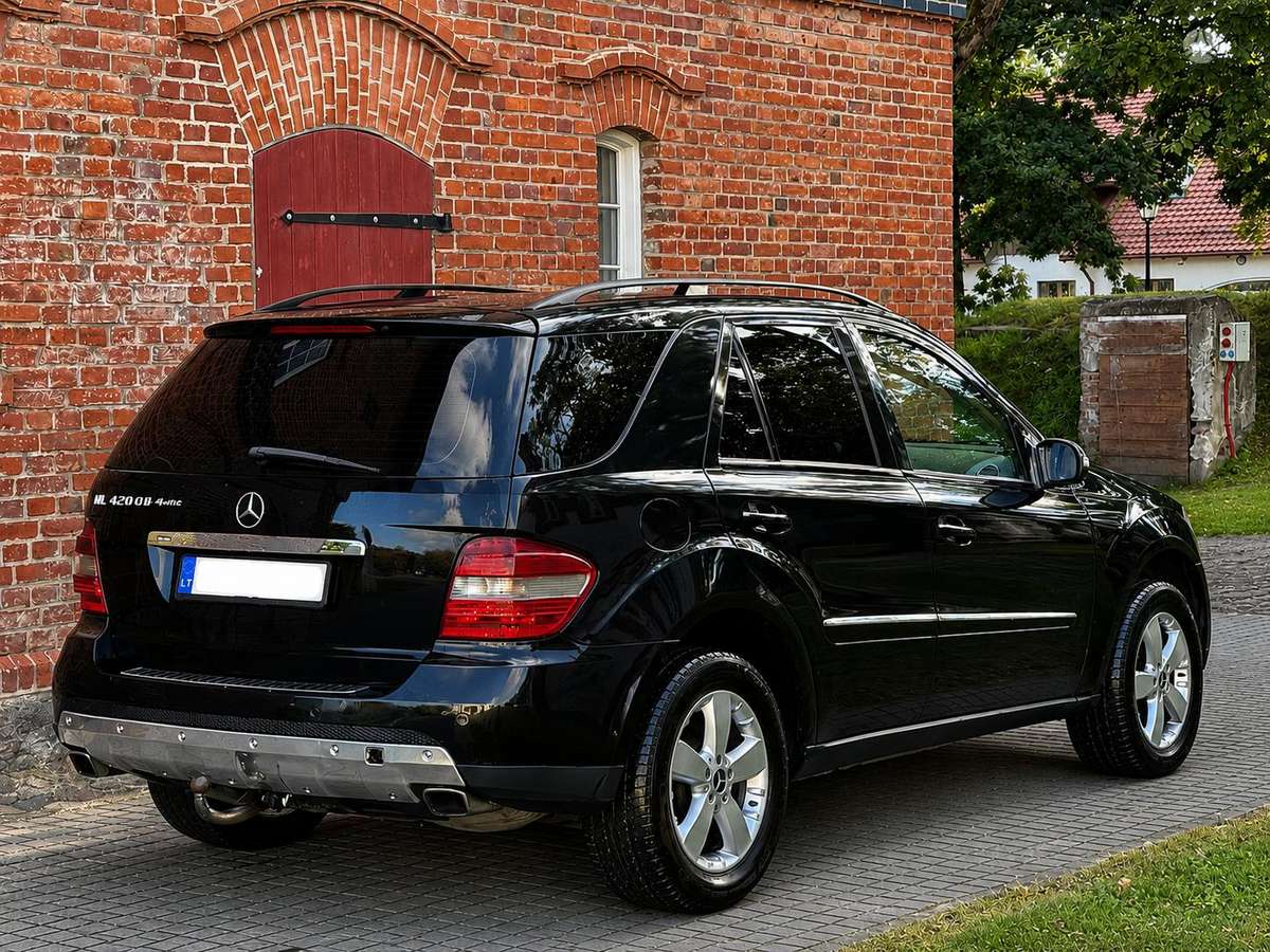 Mercedes-Benz ML420 2007 — rear view
