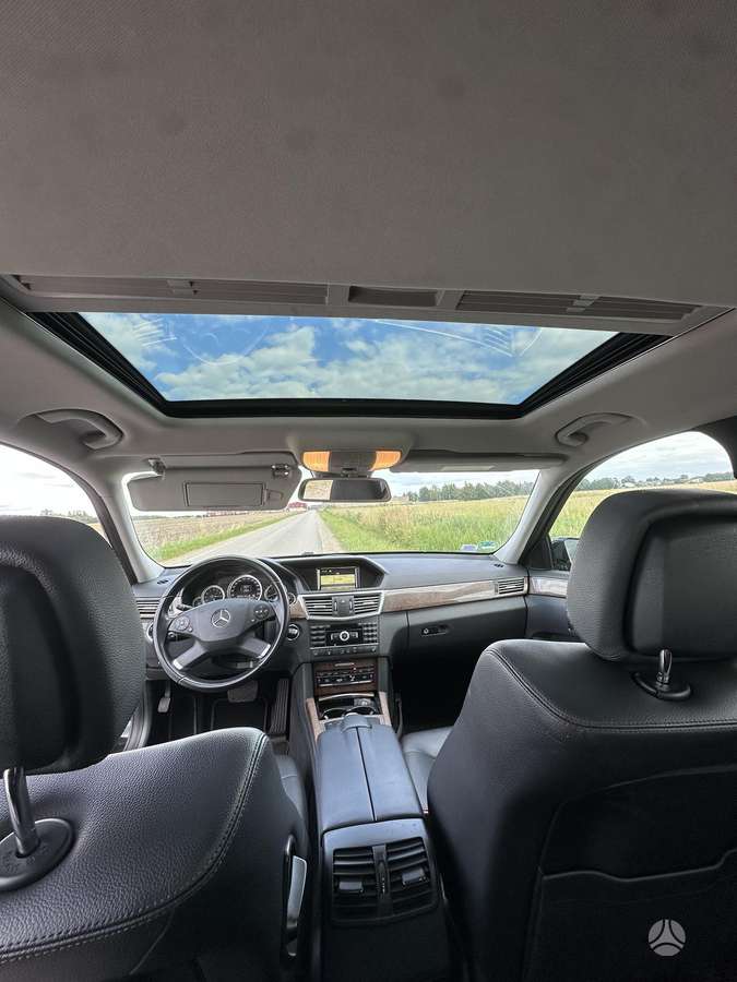 Mercedes-Benz E250 2011 — photo 10