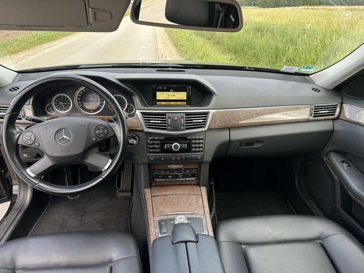 Mercedes-Benz E250 2011 — photo 11