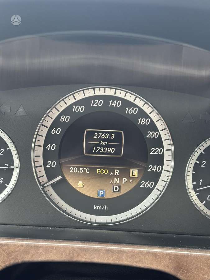 Mercedes-Benz E250 2011 — photo 13