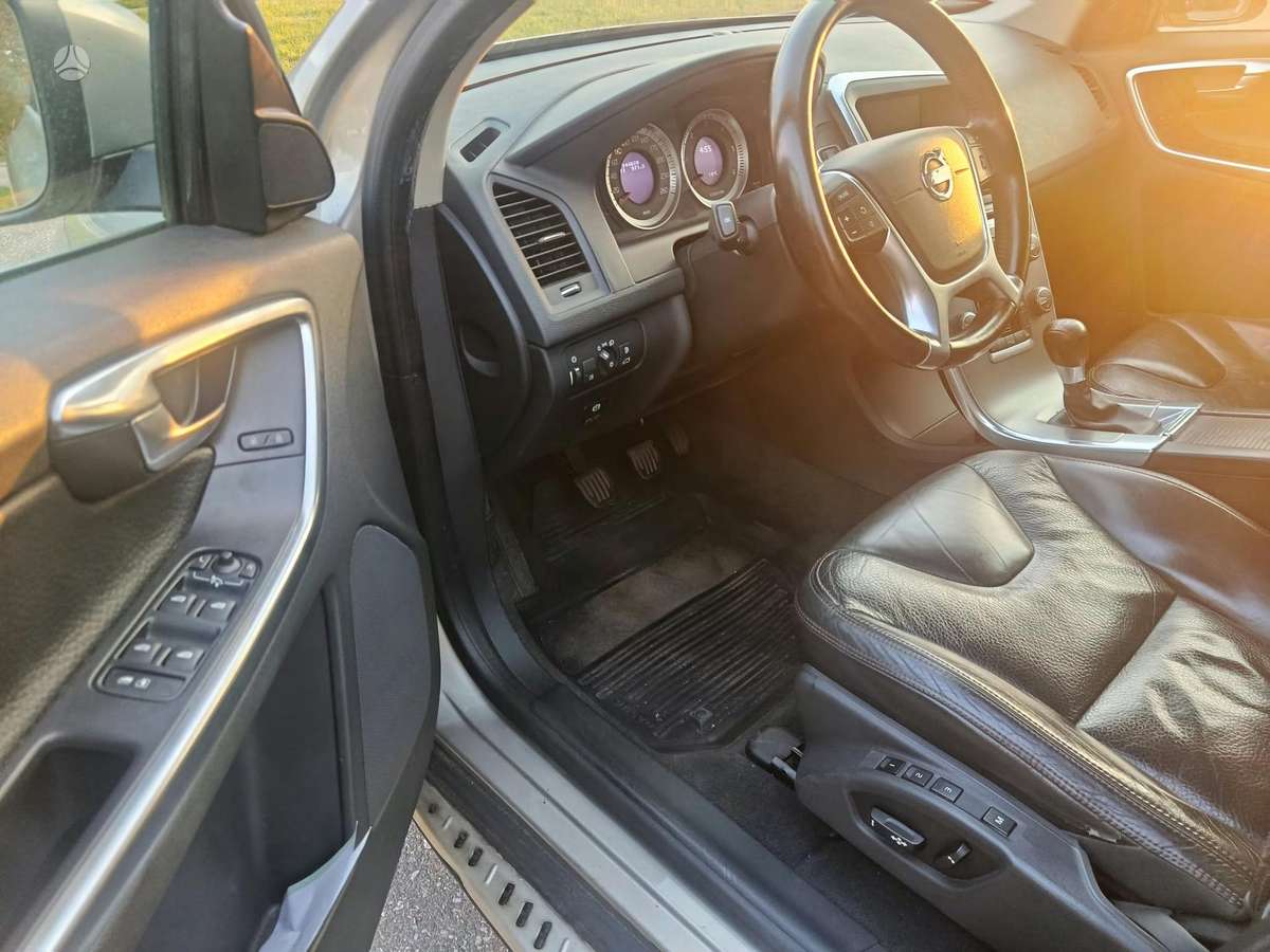 Volvo XC60 2011 — photo 11