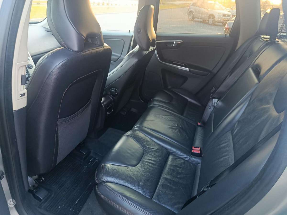 Volvo XC60 2011 — photo 14