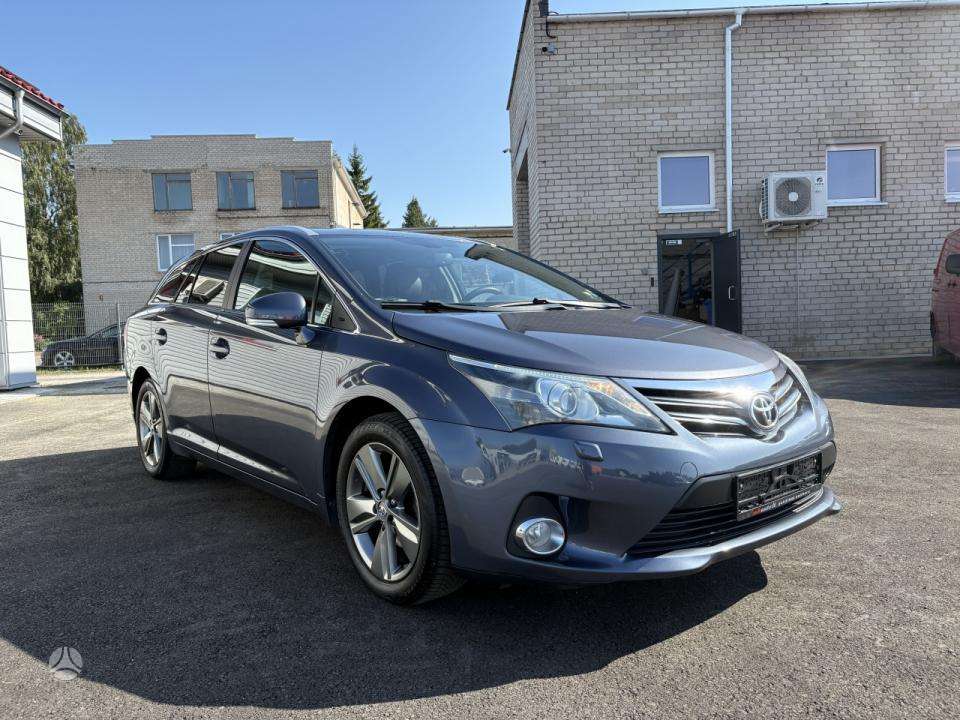 Toyota Avensis 2015 — rear view