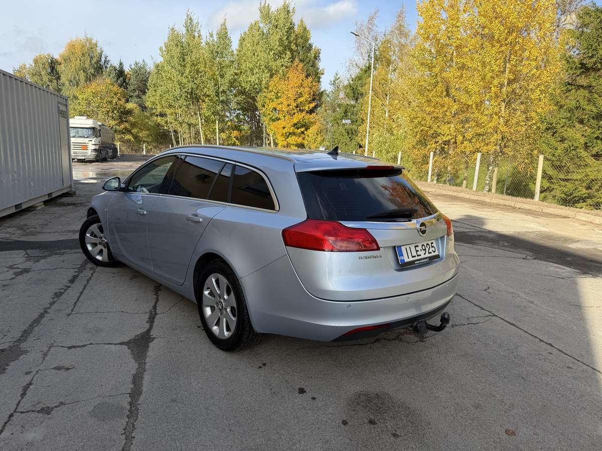 Opel Insignia 2013 — вигляд ззаду