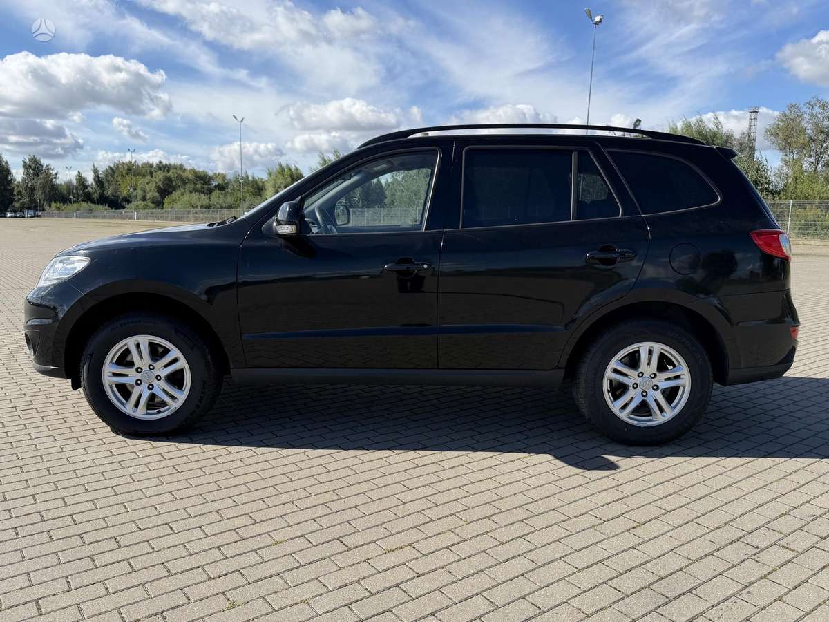 Hyundai Santa 2012 — rear view