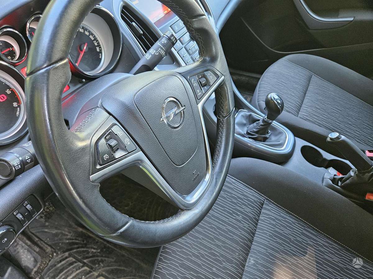 Opel Astra 2015 — photo 16