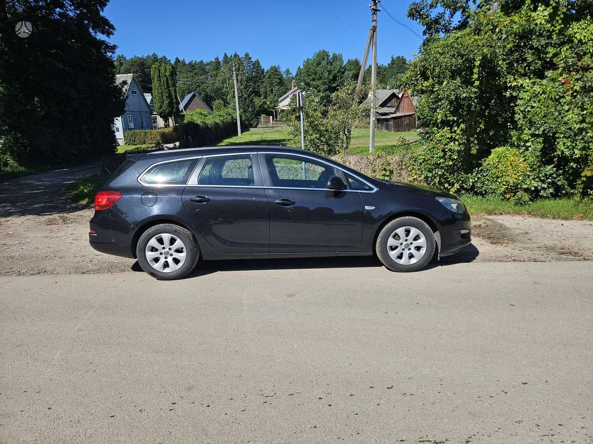 Opel Astra 2015 — rear view