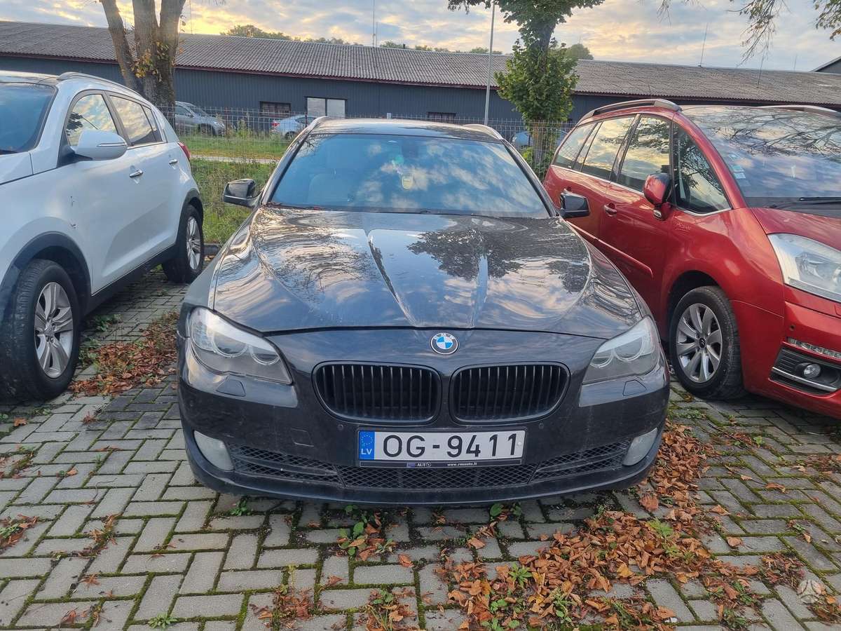 BMW 530 2011 — rear view