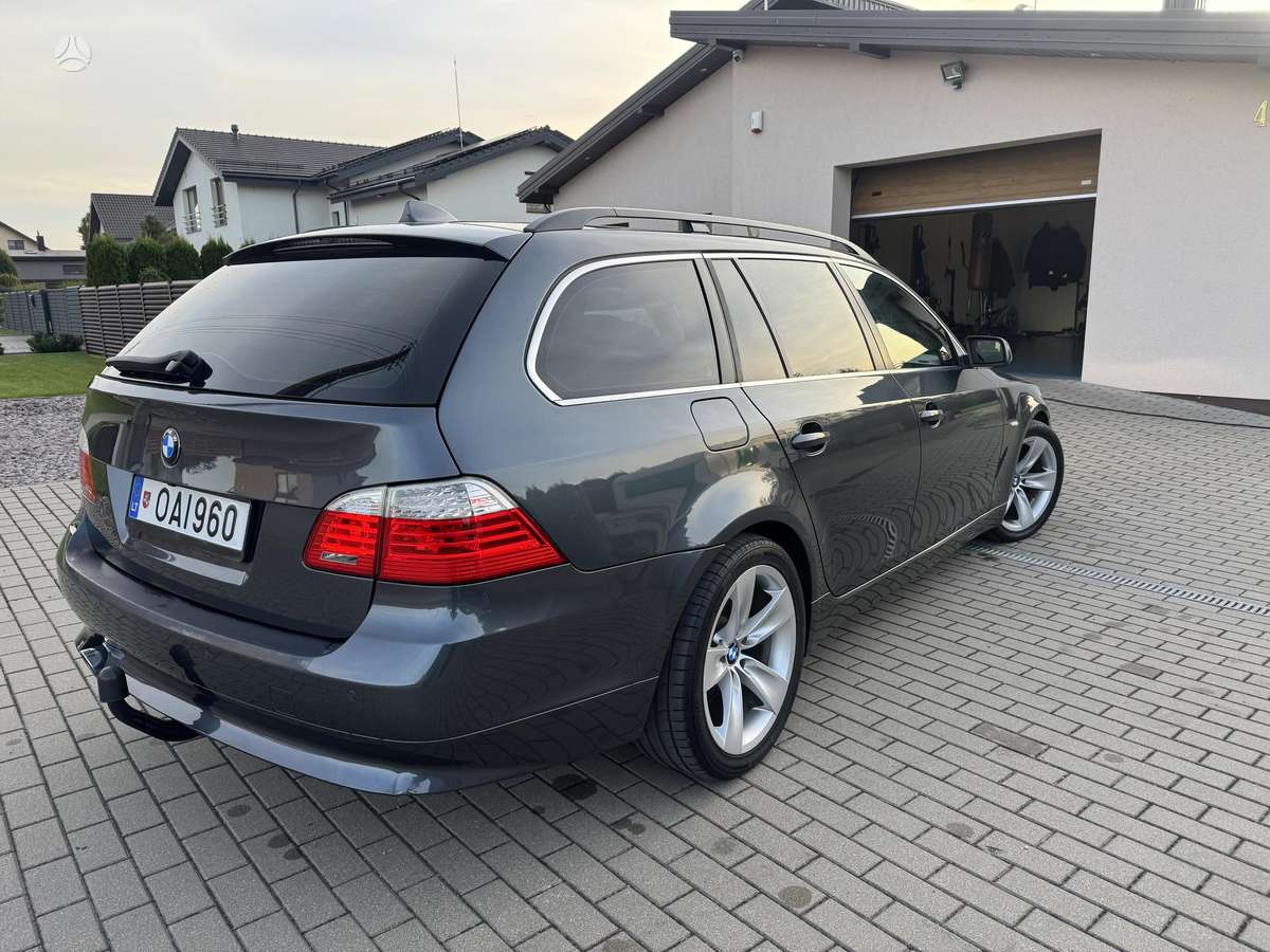 BMW 520 2008 — салон