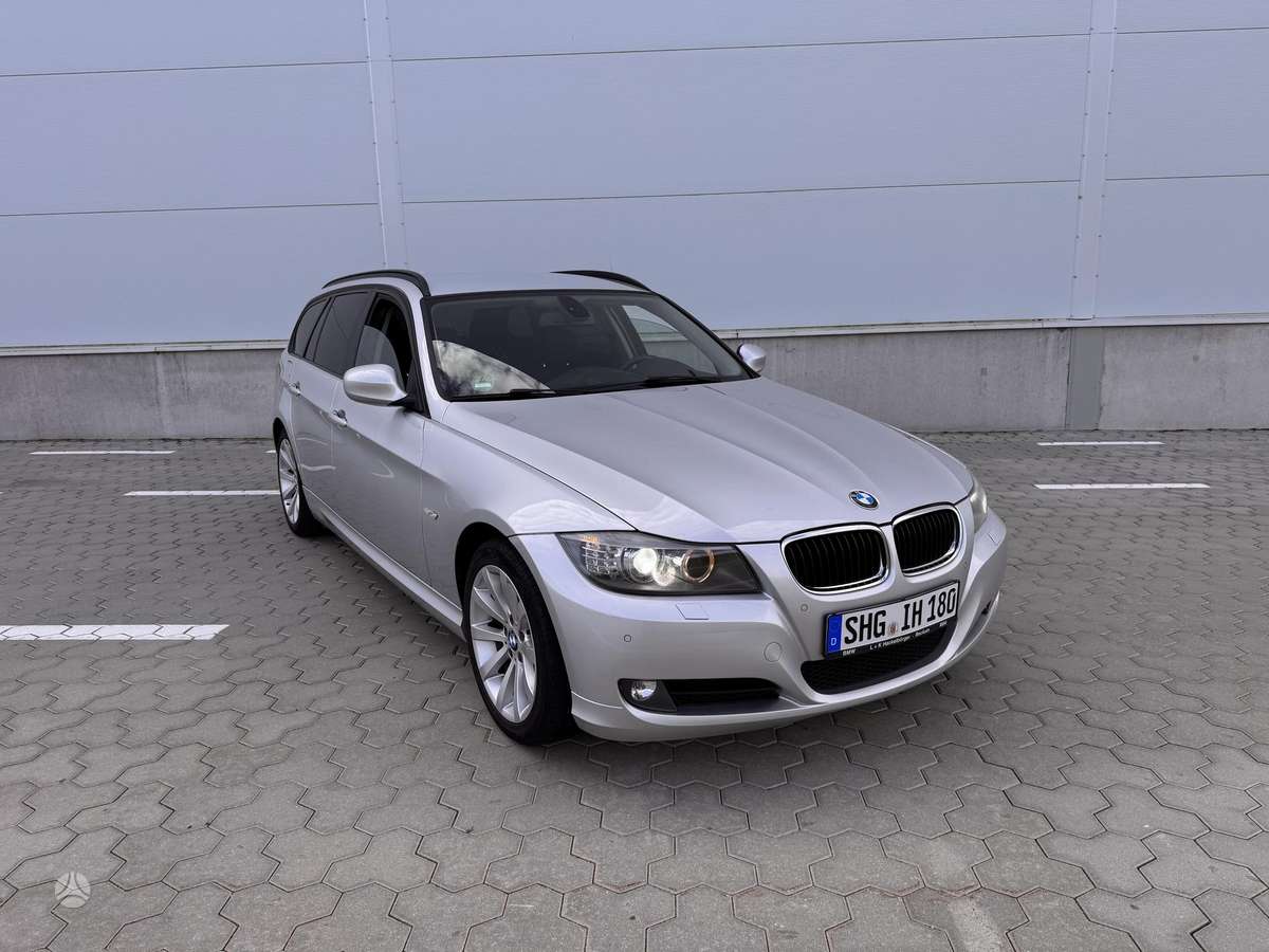 BMW 320 2010 — вигляд ззаду
