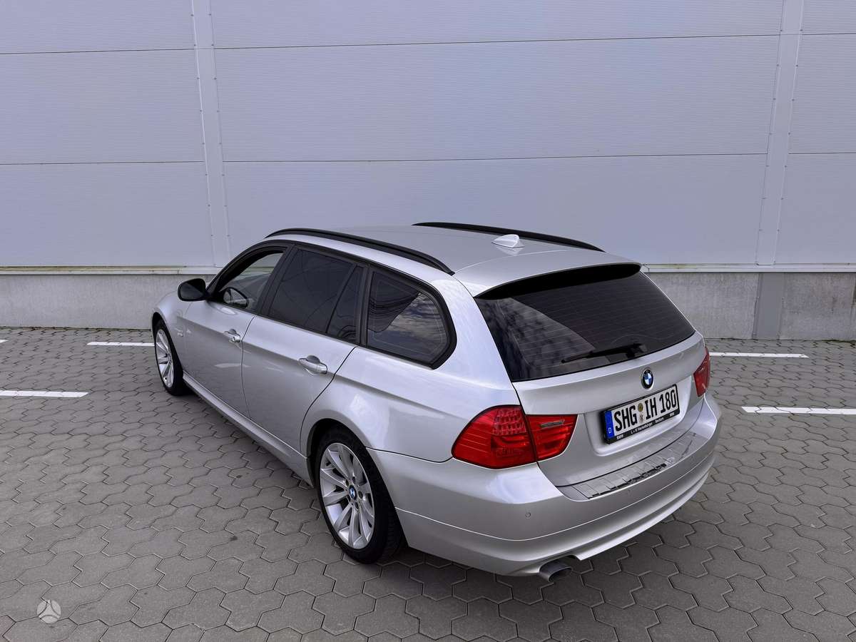 BMW 320 2010 — салон