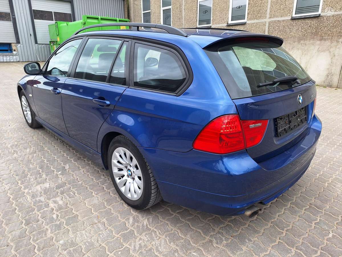 BMW 318 2009 — вигляд ззаду