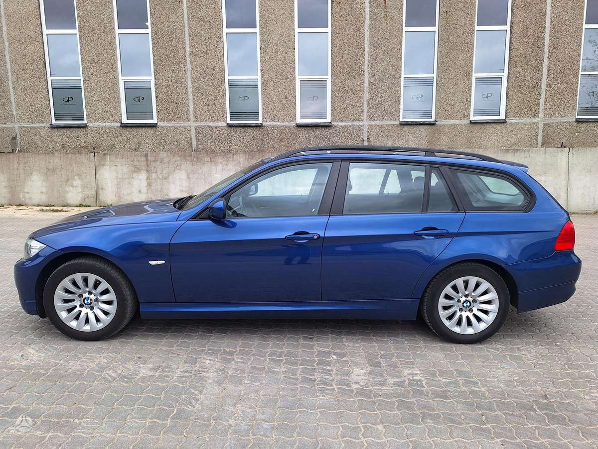 BMW 318 2009 — салон